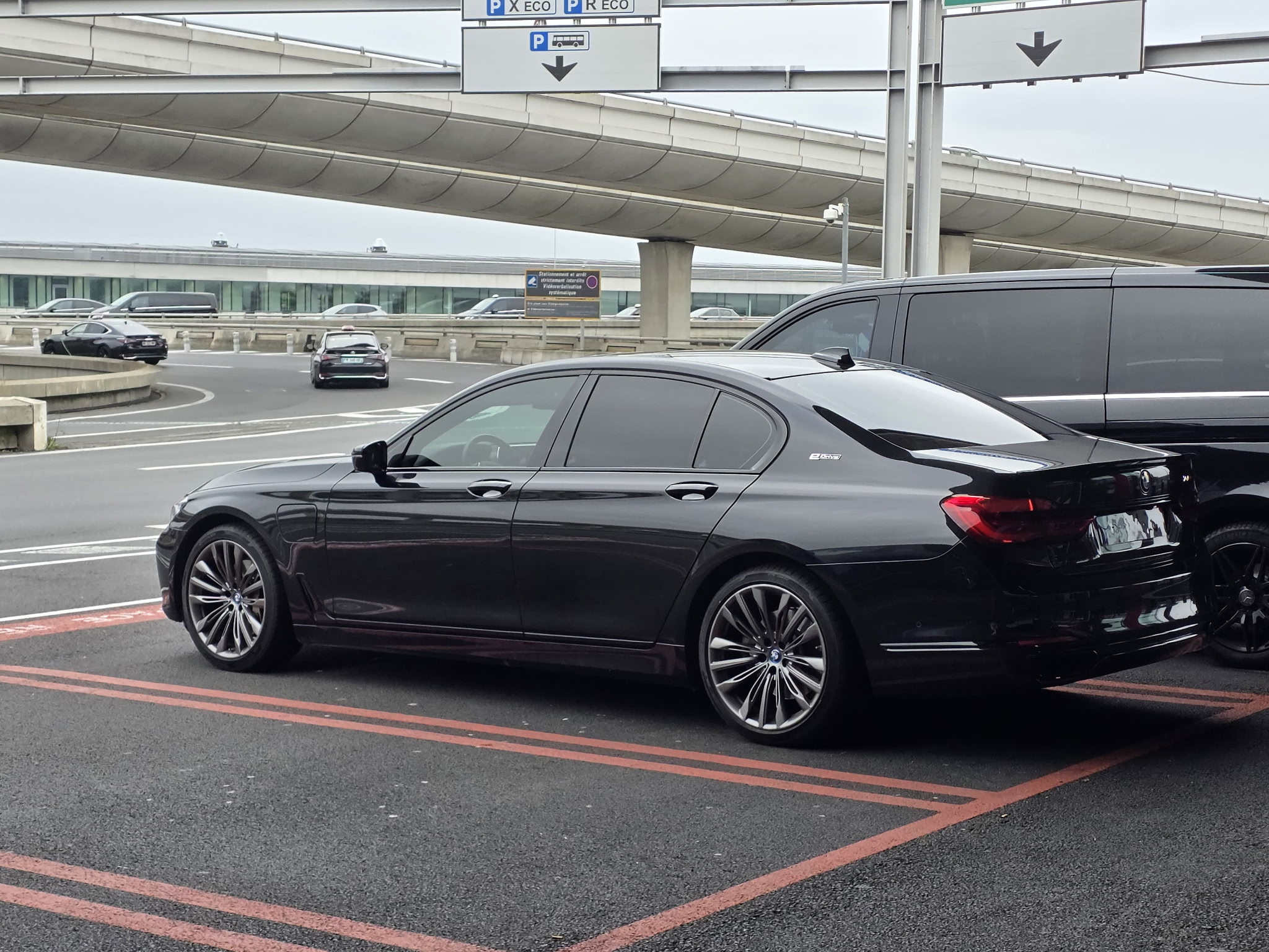 BMW 740e xDrive, vue extérieure à l'aéroport