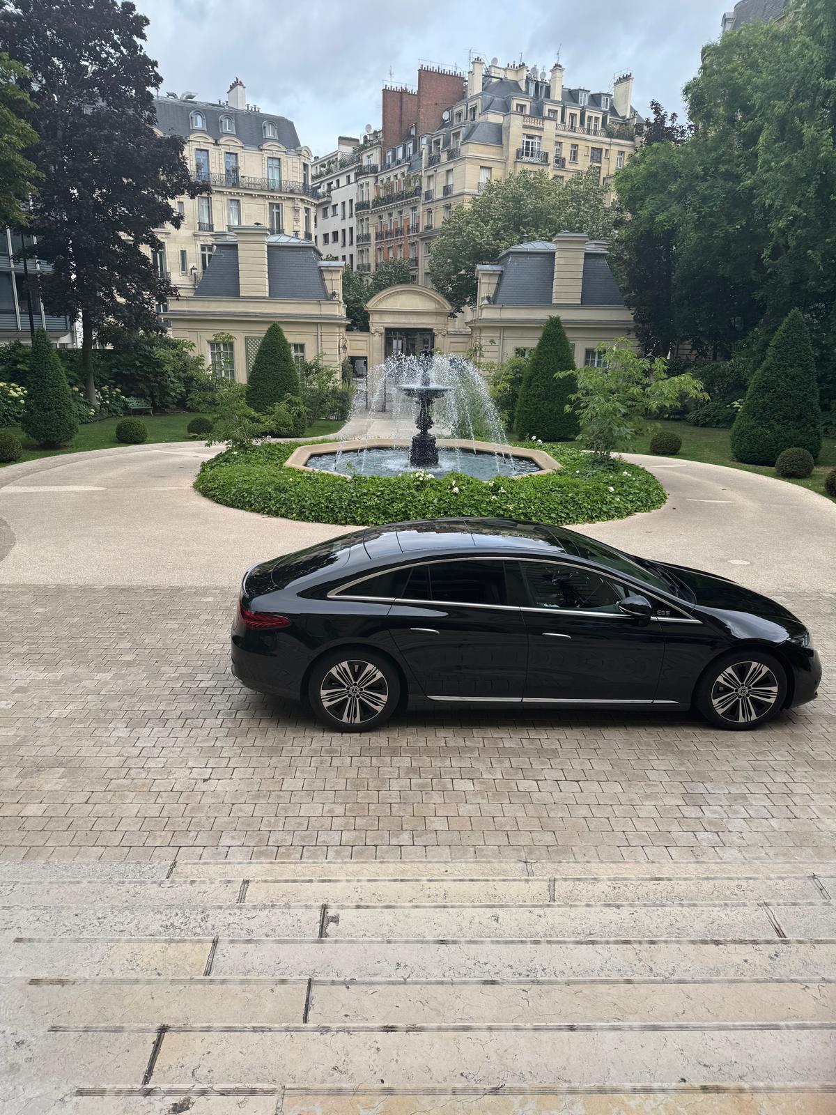 Mercedes EQS, vue extérieure devant une cour avec fontaine