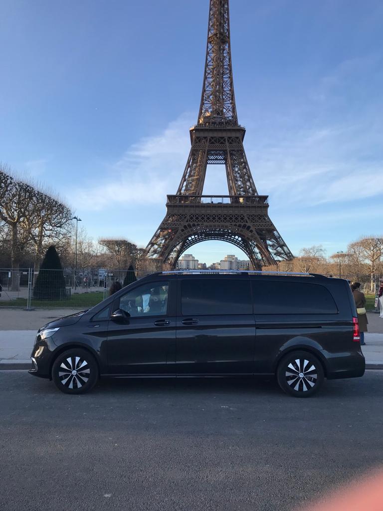 Mercedes EQV Van, vue extérieure devant la Tour Eiffel