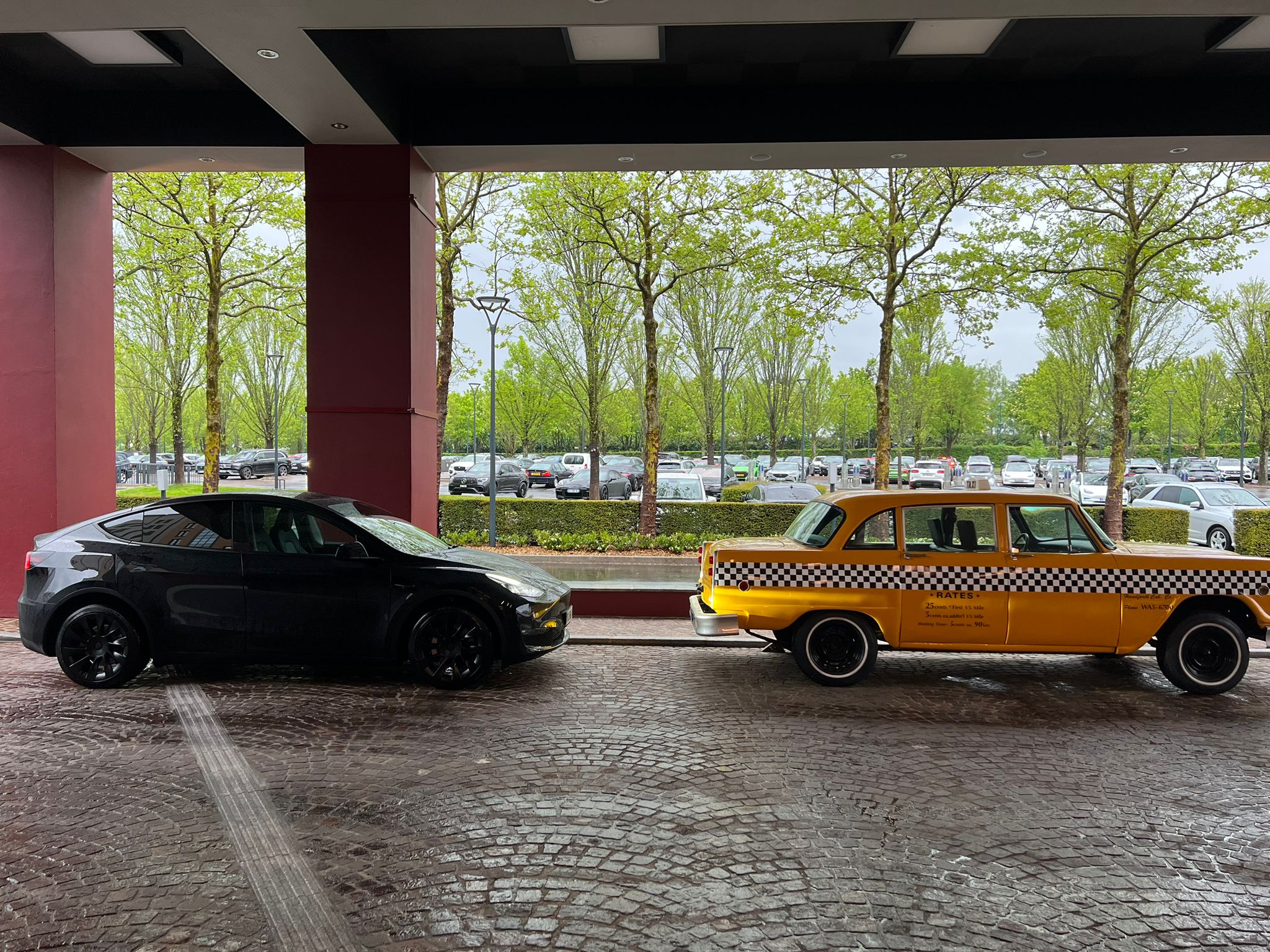 Tesla Model Y, vue extérieure sous porche