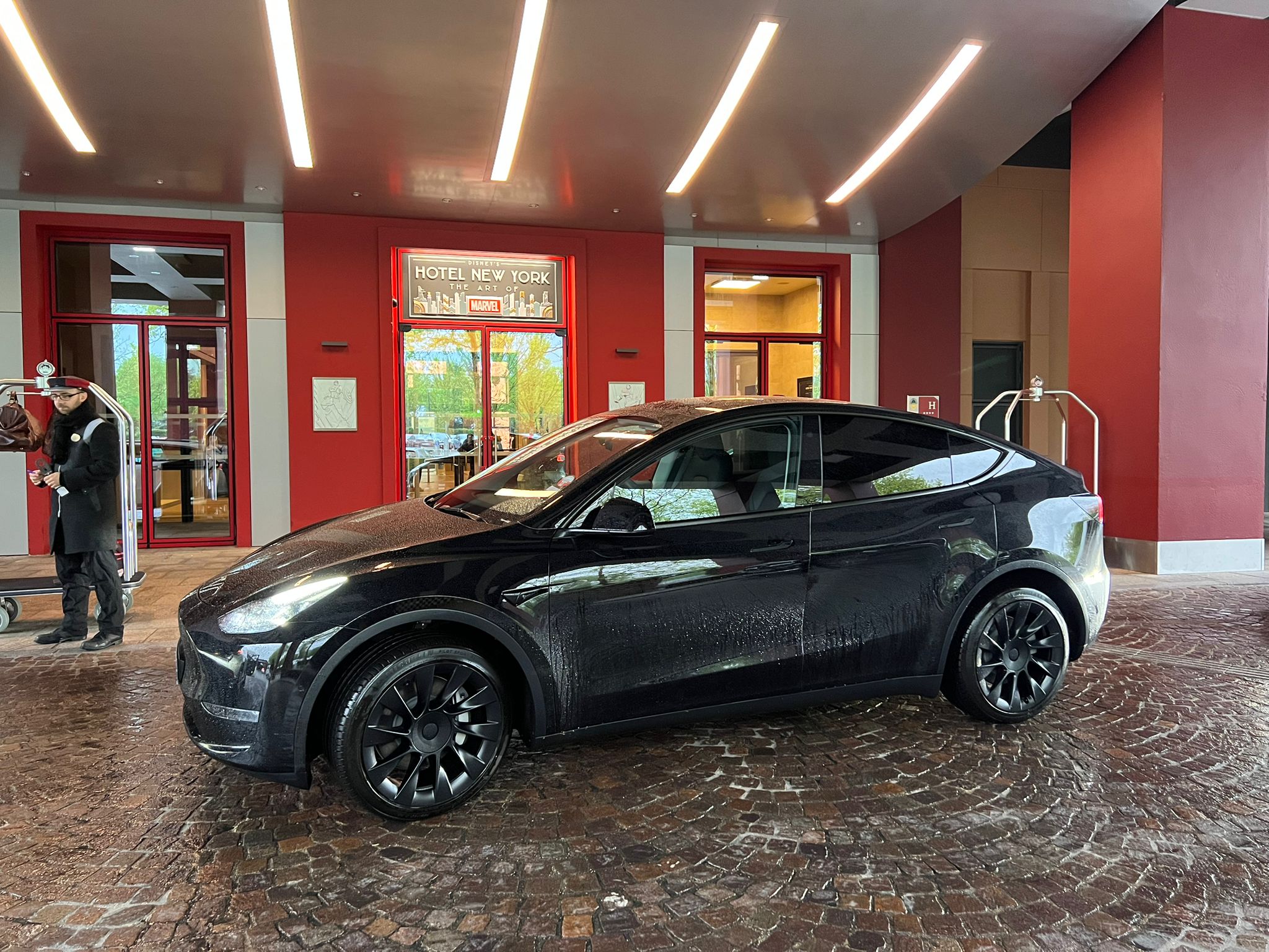 Tesla Model Y devant un hôtel à Disneyland Paris