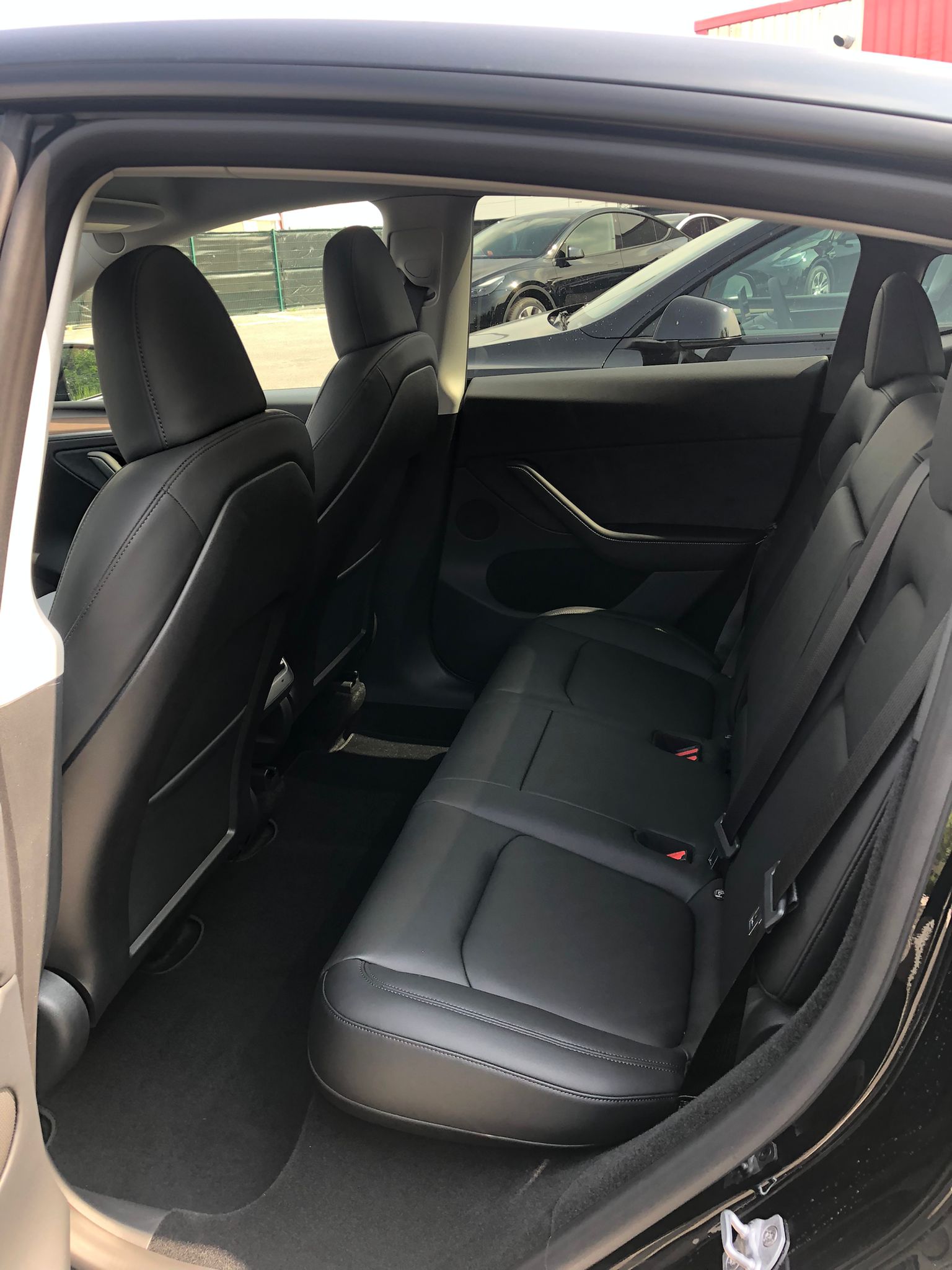 Tesla Model Y, intérieur, portière ouverte