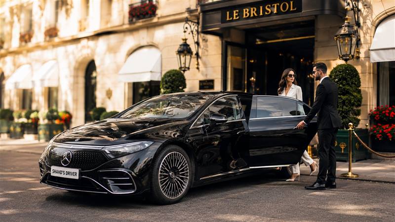 Mercedes noire devant hôtel de luxe à Paris — SHAHD'S DRIVER